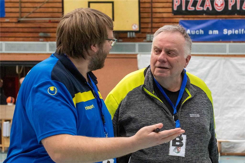 Trotz Hundebiss im Training: HSC-Damen wollen Oberliga-Bronze Wollen den dritten Platz verteidigen: Burkhard (r.) und Niklas Bell sind mit dem HSC Haltern-Sythen am Samstag wieder im Einsatz.