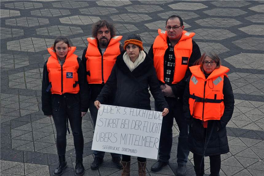 Die Seebrücke in Dortmund fordert ein Ende vom Sterben im Mittelmeer Wollen die Aufmerksamkeit der Dortmunder auf das Sterben im Mittelmeer lenken (v.l.): Amelie Bastuck, Hagen Dorgathen, Clara Dornseifer, Joachim Spehl und Anja Sportelli.