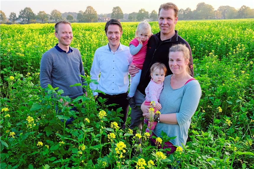 Es regt sich Widerstand
gegen die Strom-Autobahn Wollen die unterirdische Strom-Autobahn durch Oeding verhindern (v.l.): Stefan Valtwies, Dirk Resing sowie Kristin und Matthias Schnelting, im Bild mit ihren Kindern Luisa (2) und Klara (6 Monate).schlusemann