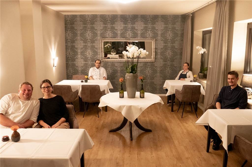 Sternekoch Dirk Grammon: Dortmunder Stößchen passt auch zu Hummer und Trüffel Wollen endlich wieder ihre Gäste verwöhnen im Grammons am Wieckesweg: Dirk Grammon mit Ehefrau Sara und dem Küchenteam.