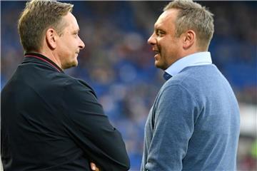 Wollen sich wieder auf das Sportliche konzentrieren: 96-Sportdirektor Horst Heldt (l) und Trainer André Breitenreiter. Foto: Uwe Anspach/dpa