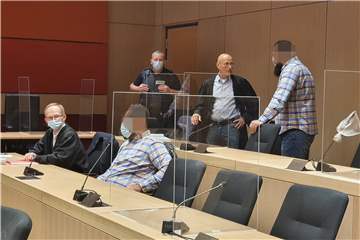 Wollen vor Gericht mit offenen Karten spielen: Die Angeklagten am Bochumer Landgericht neben ihren Verteidigern Olaf Krekeler (vorne links) und Volker Schröder.