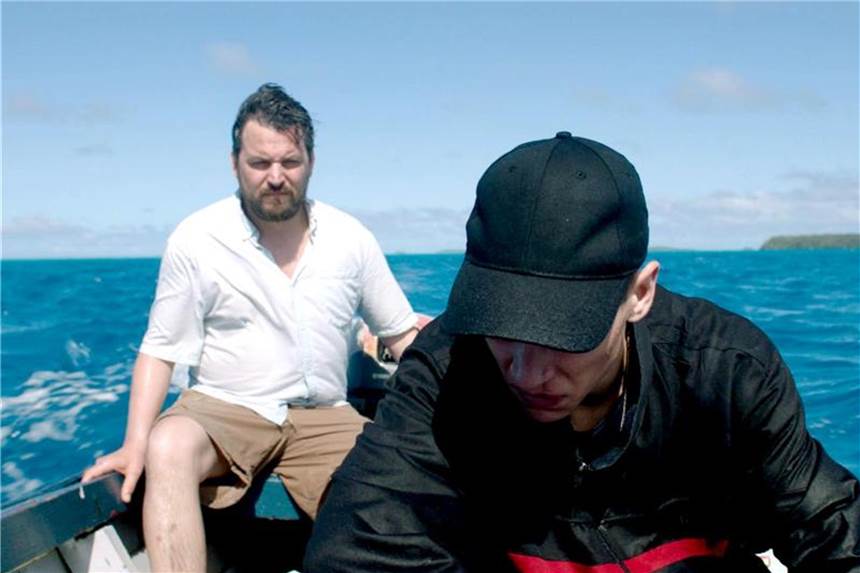 Wolski (Sascha Alexander Gersak, l) und Marcel (Luis Pintsch) in einem Boot. Foto: Yannick Bonica/ZDF