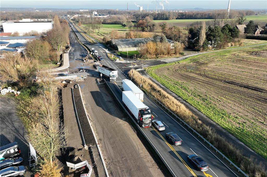 Womöglich DAS Dauerthema in Lünen, leider - und leider nicht nur 2023. Der vierspurige Ausbau der B54 bis zur Einmündung der B236 führt zu Staus, zu verärgerten Anliegern und zu Unfällen. Immerhin: Es gibt Hoffnung. Es bleibt dabei, die Baustelle soll 2024 beendet sein.