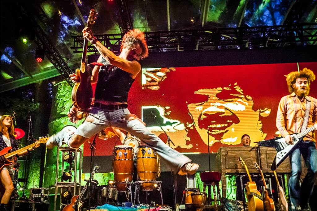 Woodstock in Ahaus: Großes Festival mit Blick aufs Barockschloss Woodstock the Show soll mit Live-Musik, Theaterelementen und Videoprojektionen das Woodstock-Gefühl von 1969 in den Ahauser Schlossgarten bringen. Allerdings erst in einem Jahr. Der Vorverkauf hat jetzt schon begonnen.