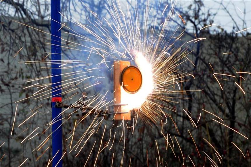 Bundesamt warnt vor falschem Umgang mit Böllern Woran erkennt man legale Feuerwerkskörper? Foto: Britta Pedersen