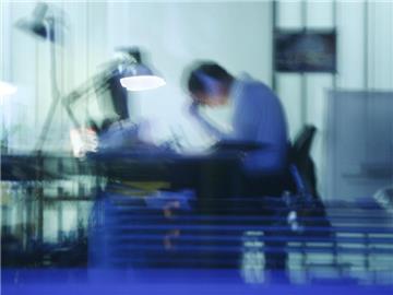 Workaholics arbeiten beispielsweise bis spät in die Nacht. Foto: Wolfram Steinberg/dpa