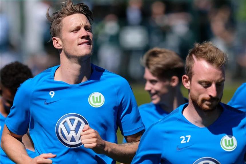 Wolfsburgs Stürmer Weghorst: Mit 18 Jahren noch Amateur Wout Weghorst (l) beim Training in Wolfsburg. Foto: Peter Steffen