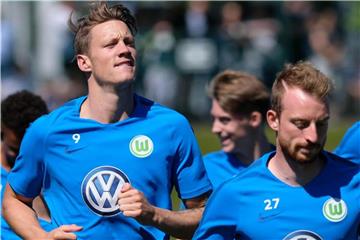 Wout Weghorst (l) beim Training in Wolfsburg. Foto: Peter Steffen