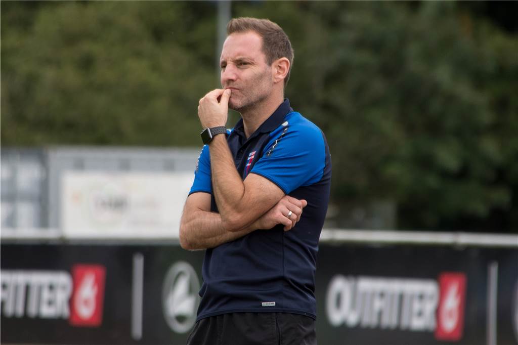 Werner SC startet in alles entscheidende Rückserie Lars Müller steht nachdenklich am Fußballplatz.