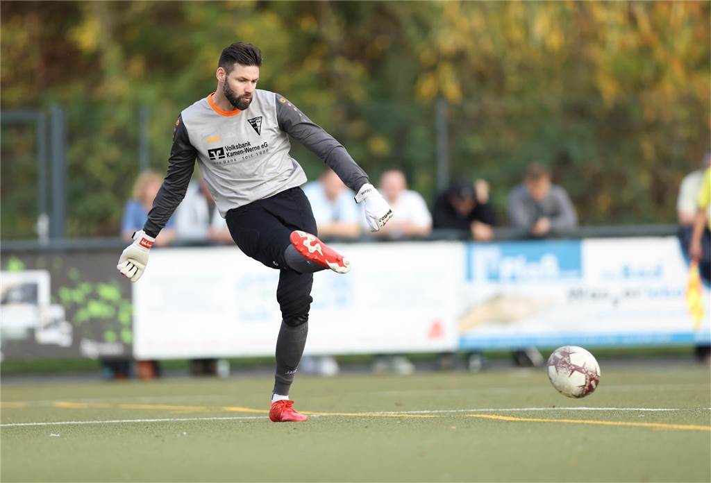 Nach dramatischer Verletzung bei Spaßturnier: Wie geht es WSC-Torwart Manuel Linke? Manuel Linke schießt den Ball.