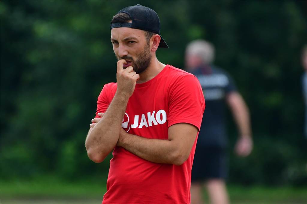Mit sehr jungem Kapitän: Werner SC II will auf Erfolgsspur bleiben WSCII-Coach Serkan Özsakiz schaut verkniffen auf das Spielfeld.