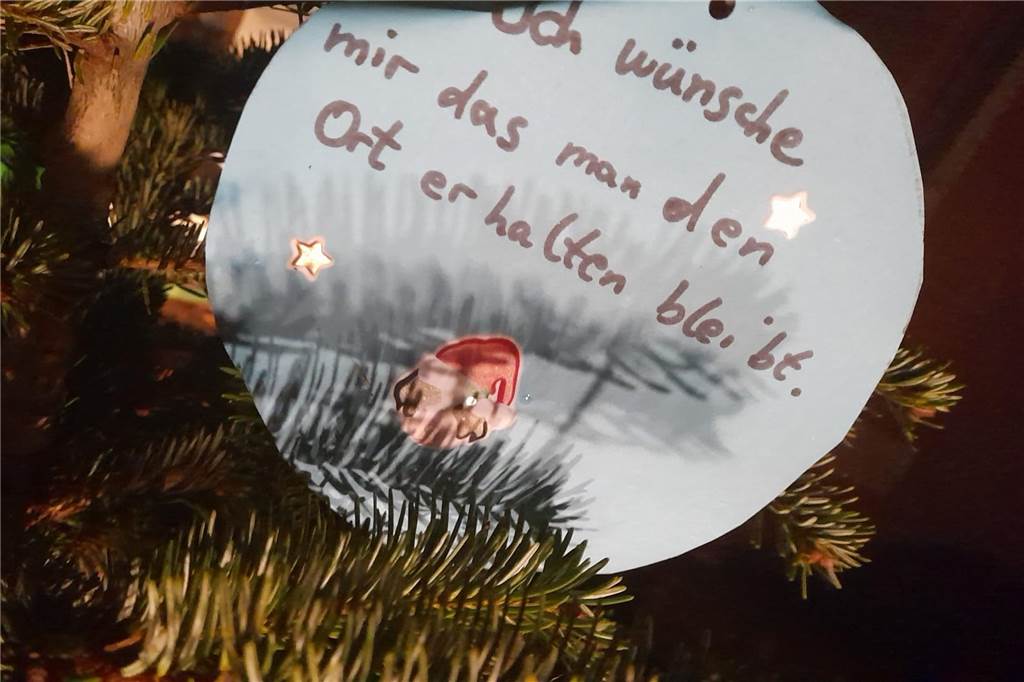 Kampf um Erhalt des Jugendhauses Erle: „Unsere Stimmen will man nicht hören“ Wünsche der Kinder und Jugendlichen für das Jugendhaus hängen an dem Wunsch-Weihnachtsbaum vor dem ehemaligen Jugendhaus.