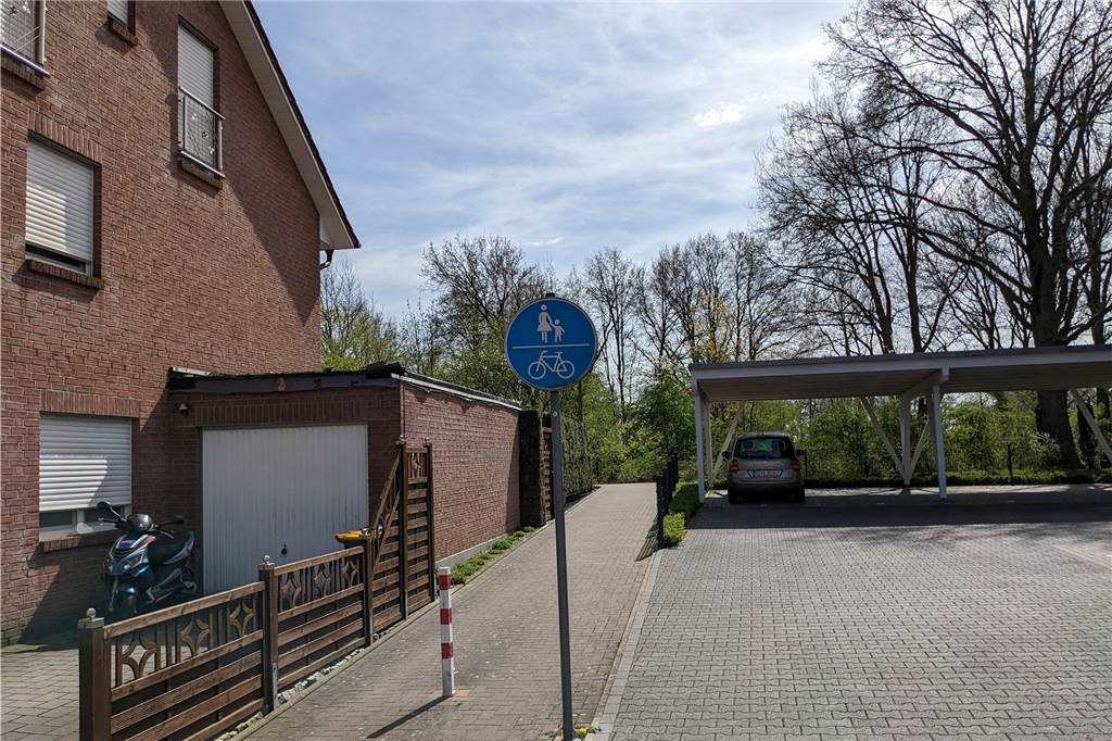 Doppelt gemoppelt: Stadt Dorsten will einen Radweg wieder abbauen Geh- und Radweg in einem Wohngebiet.