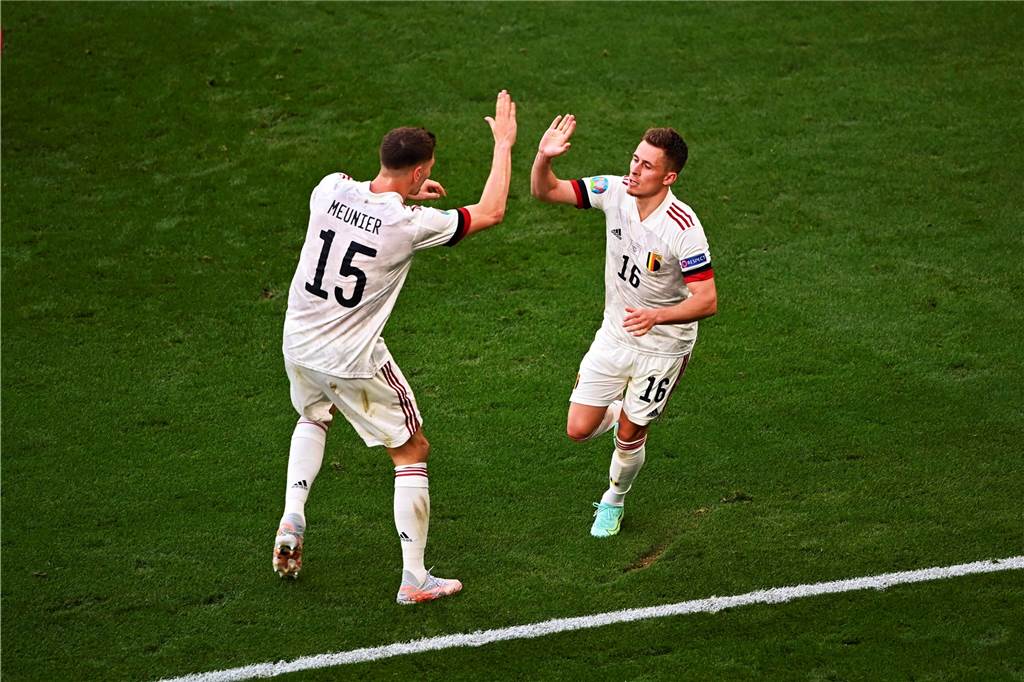 Thomas Meunier und Thorgan Hazard klatschen sich ab.
