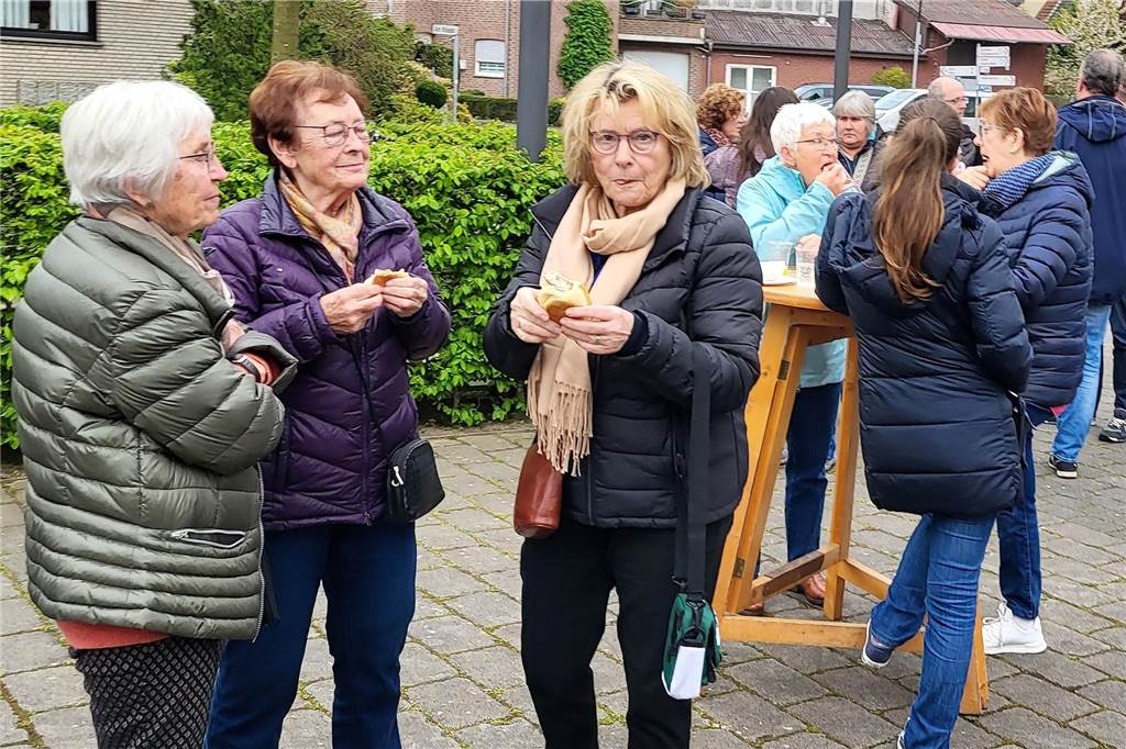 Hullerner feierten ihren Maibaum : Dorffest um neun Meter hohe Birke Würstchen und Frikadellen gab es beim Dorffest in Hullern.