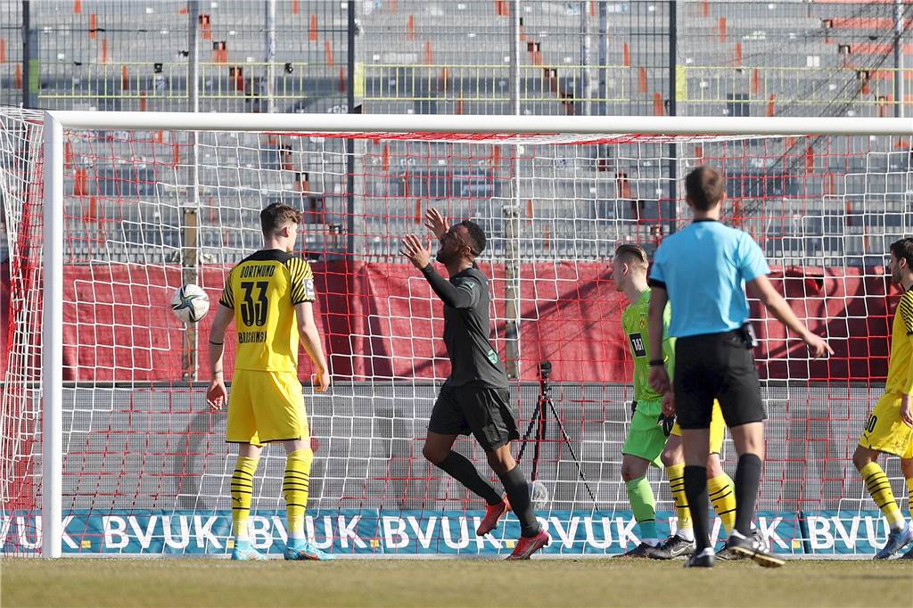 Würzburgs Saliou Sane bejubelt seinen Treffer zum 3:1.