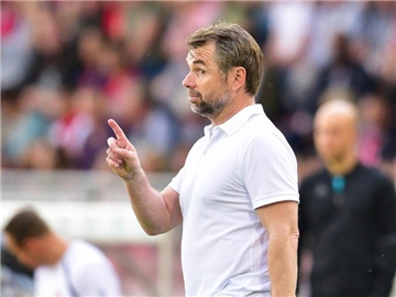 Würzburgs Trainer Bernd Hollerbach gibt noch nicht auf. Foto: Nicolas Armer