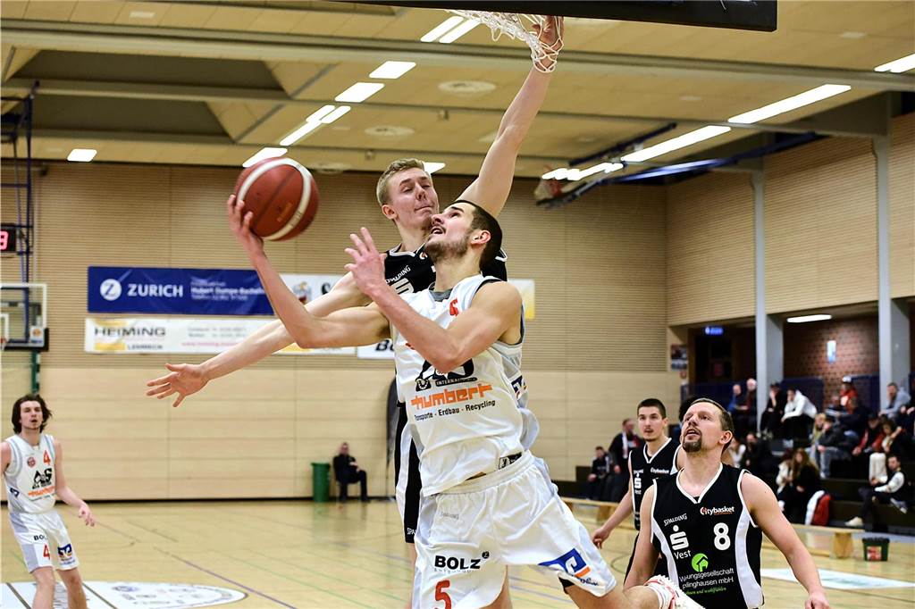 BSV Wulfen hat sein „Finale te Huus“: Aber Citybasket Recklinghausen verkauft sich teuer Alexander Winck wird beim Korbwurf von Malte Schröder attackiert
