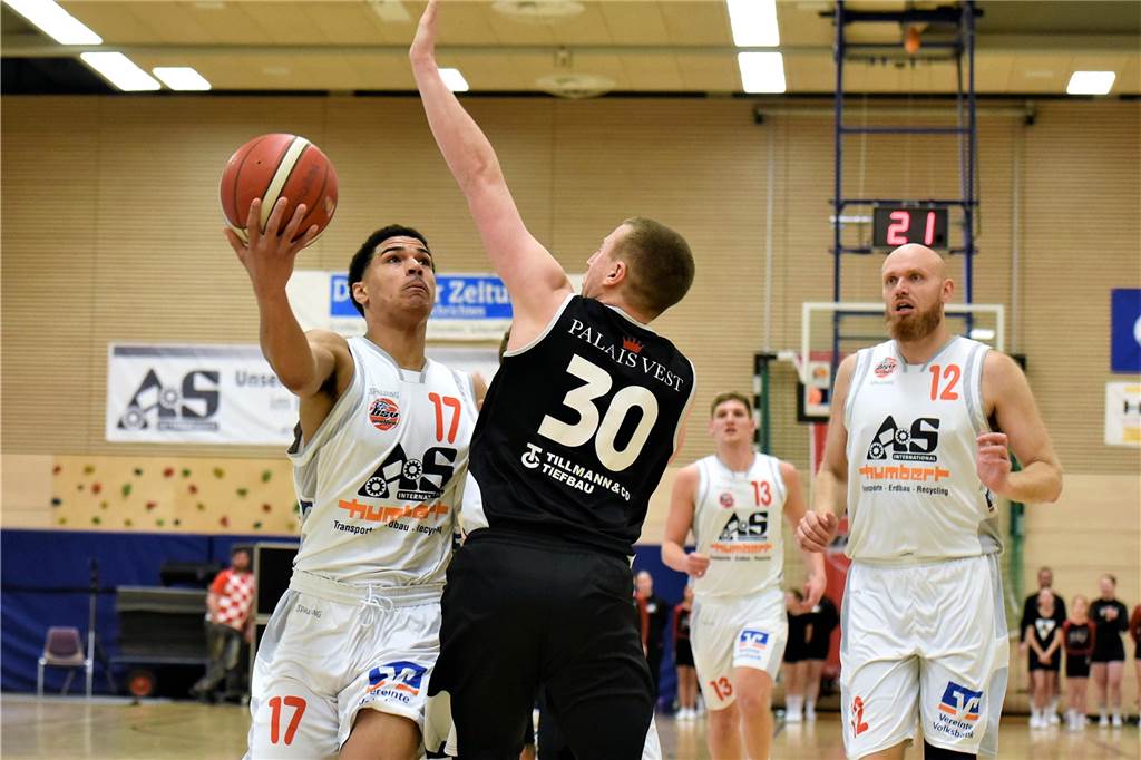 BSV Wulfen kann noch gewinnen: Bryant Allen rettet sein Team gegen Citybasket Recklinghausen Leon Oshodin zieht gegen Niklas Meesmann zum Korb