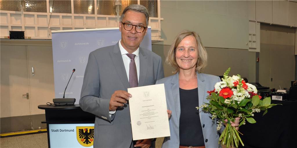 Dortmunds neue Schuldezernentin: Das ist ihr erstes Ziel Wurde am Donnerstag im Rat vereidigt: Dortmunds kommende Dezernentin für Schule, Jugend und Familie, Monika Nienaber-Willaredt, mit Oberbürgermeister Thomas Westphal.