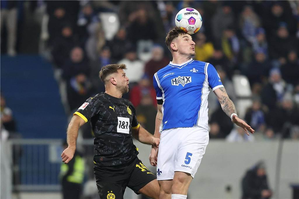 Beim BVB bleibt der Spielaufbau Sorgenkind: Analyse und Ableitungen Niclas Füllkrug in einem Kopfballduell.