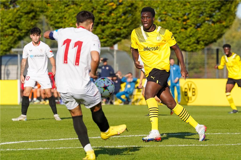 Rassismus-Eklat bei der BVB-U19: UEFA kündigt Untersuchung der Vorfälle an Abdoulaye Kamara im Zweikampf.