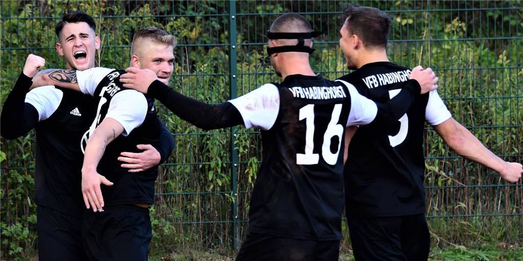 Durch Goldenes Tor: VfB Habinghorst ist jetzt ganz allein Tabellenführer Wurde umjubelt nach seinem 1:0. Der Torschütze des Tages: Luce Schneider (2.v.l.).