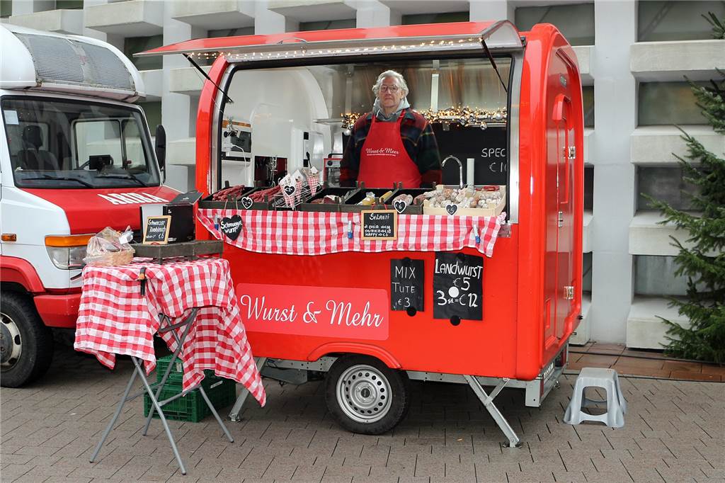 Schmuggelwurst vom Niederländer im kleinen roten Wagen auf dem Markt „Wurst und mehr“ ist Programm: Der kleine rote Verkaufswagen fällt auf.