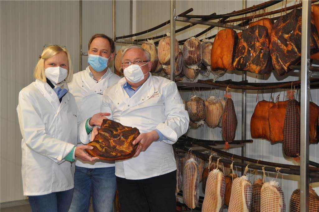 Stolzenhoff eröffnet an Wethmarheide: „Eigene Messlatte sehr hoch gelegt“ Wurst und Schinken aus eigener Herstellung gibt es bei Stolzenhoff.