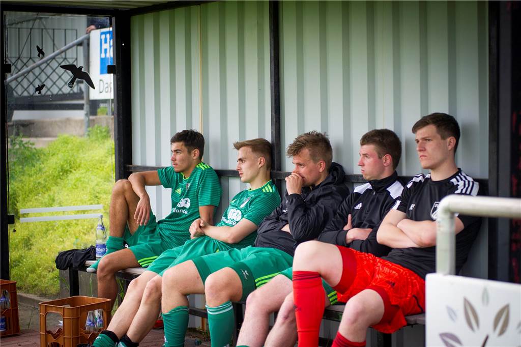 Nach über 20 Jahren in der Bezirksliga ist Schluss Jan Vedder, Justus Jansen, Robin Joemann, Henrik Rawert und Niklas Schlüter sitzen auf Lippramsdorfs Bank.