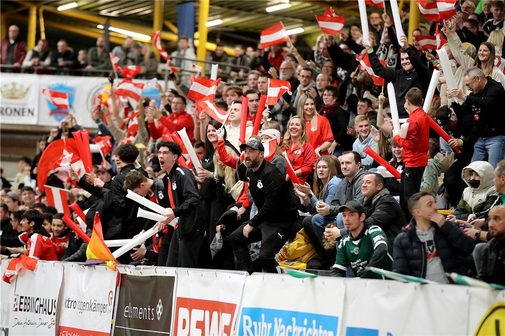Fanblöcke eskalieren bei Dortmunder Hallenstadtmeisterschaft: Lautester Anhang scheidet aus Wussten zu begeistern: Die Fans von Bezirksligist SV Westfalia Huckarde.