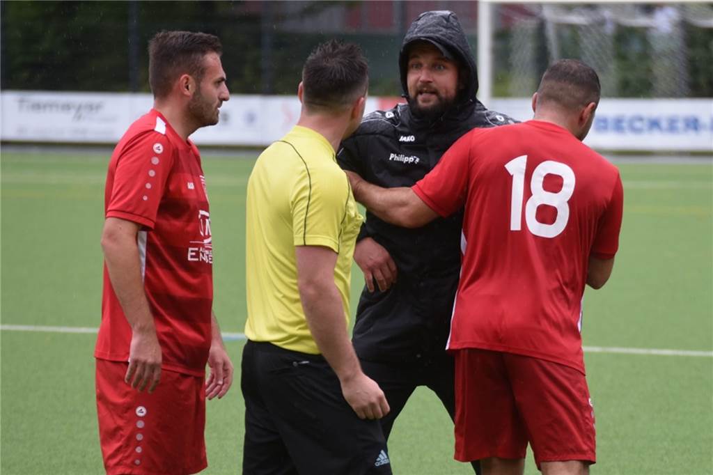Eklat in Meckinghoven: Ein Trainer rastet völlig aus und geht auf den „Schiri“ los Wutentbrannt stürmte Meckinghovens Trainer Davis Krück nach der Partie auf den Unparteiischen los.