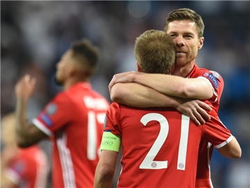 Xabi Alonso umarmt Philipp Lahm nach der Niederlage in Madrid. Foto: Andreas Gebert