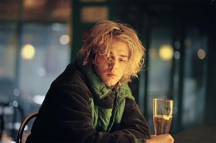 "Sag nicht wer du bist!" ist der Geniestreich eines 24-Jährigen Xavier Dolan ist Hauptdarsteller, Regisseur und Drehbuchautor