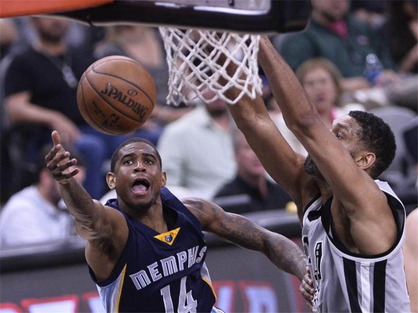 Cleveland und San Antonio in NBA-Playoffs in Führung Xavier Munford (l) von den Memphis Grizzlies kämpft am Korb gegen Tim Duncan von den San Antonio Spurs. Foto: W. Smith Corbis