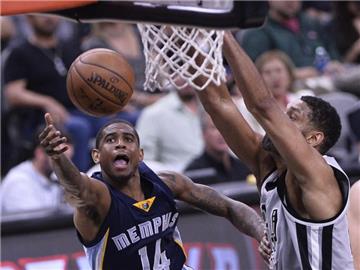 Xavier Munford (l) von den Memphis Grizzlies kämpft am Korb gegen Tim Duncan von den San Antonio Spurs. Foto: W. Smith Corbis