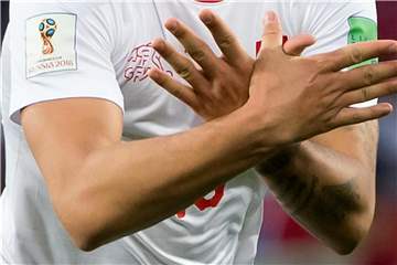 Xhaka formte nach seinem Treffer mit den Händen den doppelköpfigen Adler und provozierte damit die Serben. Foto: L. Gillieron/Keystone