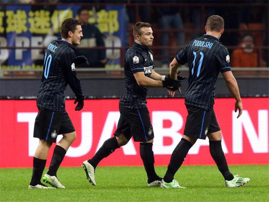Xherdan Shaqiri (M) bedankt sich nach seinem Treffer bei Teamkollege Lukas Podolski. Foto: Matteo Bazzi