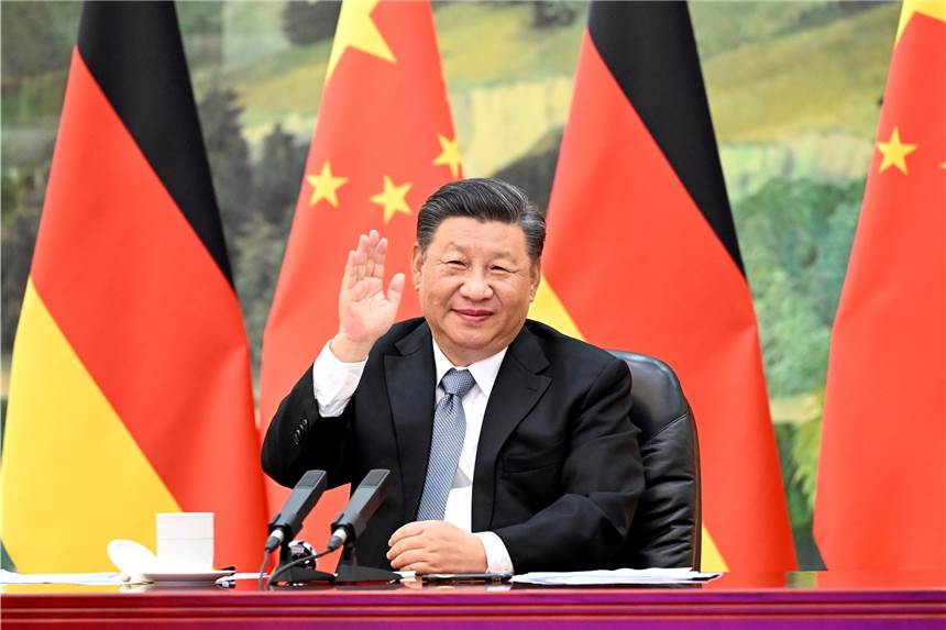 Lesung aus Buch über Chinas Staatschef wird abgesagt - Kritik von Parteien und Politikern Xi Jinping, Präsident von China, sitzt vor den Flaggen von China und Deutschland.