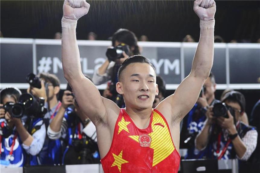 Chinese Ruoteng neuer Turn-Weltmeister im Mehrkampf Xiao Ruoteng feiert seinen Weltmeistertitel im Mehrkampf. Foto: Paul Chiasson