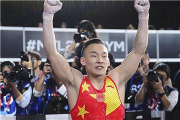 Xiao Ruoteng feiert seinen Weltmeistertitel im Mehrkampf. Foto: Paul Chiasson
