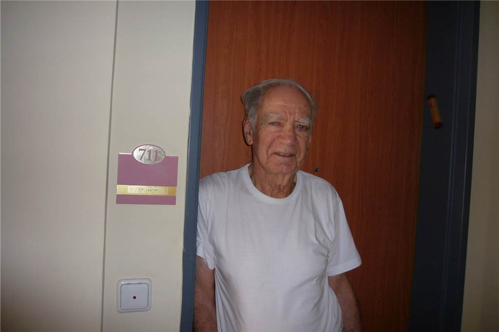 Enkel der Familie Levi kommt aus Israel zur Verlegung der Stolpersteine Yacov Levi vor seiner Wohnung in Tel Aviv. Gerne wäre er noch mal nach Lünen gekommen, doch dann starb er nach schwerer Krankheit 2012.