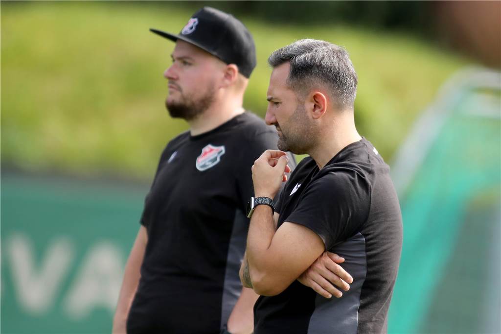VfR Sölde ist das Maß der Dinge : Für Garenfelder Trainer ist Titelrennen schon entschieden Yagmur Akyol (re.), Trainer des SC Berchum/Garenfeld, erkannte die Überlegenheit des VfR Sölde nahtlos an.