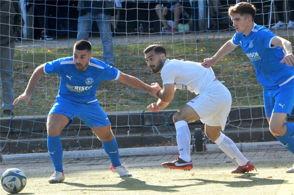 Neuzugang der SG Gahmen will in alte Liga zurück Yahya Nergiz (M.) - hier noch im Trikot des VfL Schwerte - wird künftig für die SG Gahmen um den Ball kämpfen.