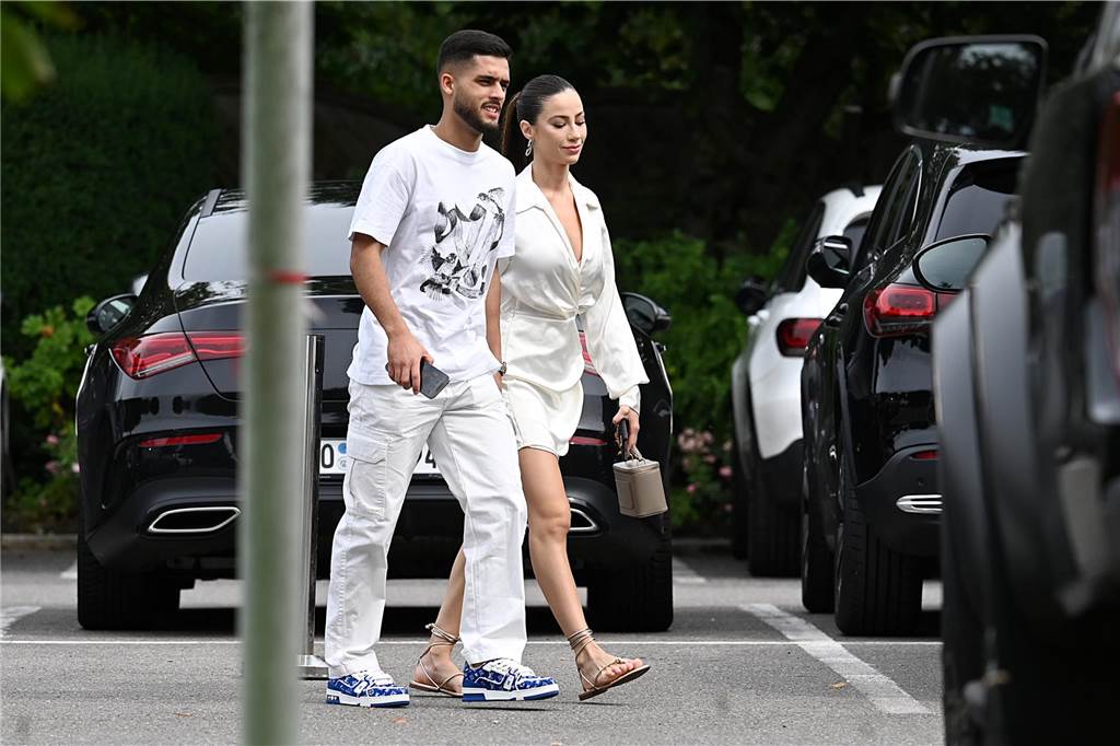Yan Couto und seine Freundin Mariana kommen bei Overkamp an.