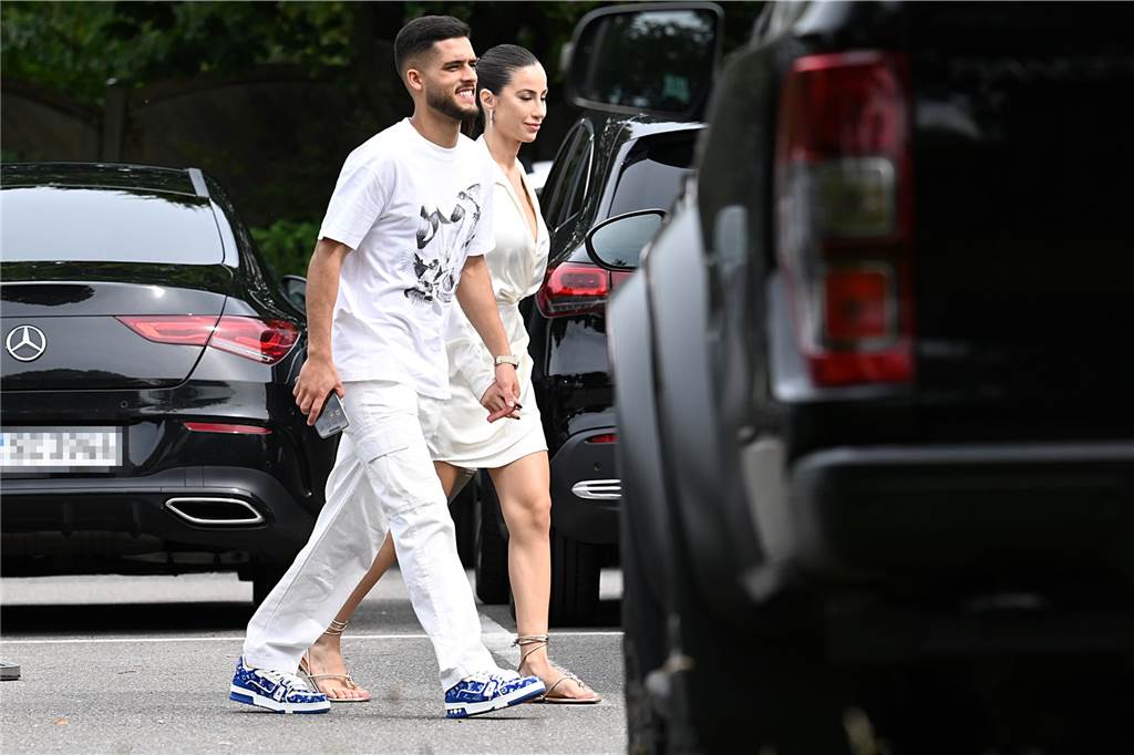 Yan Couto und seine Freundin Mariana kommen bei Overkamp an.