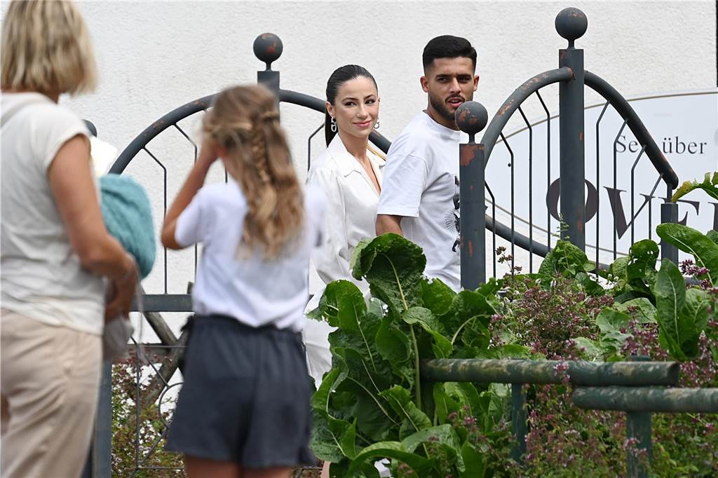 Yan Couto und seine Freundin Mariana kommen bei Overkamp an.