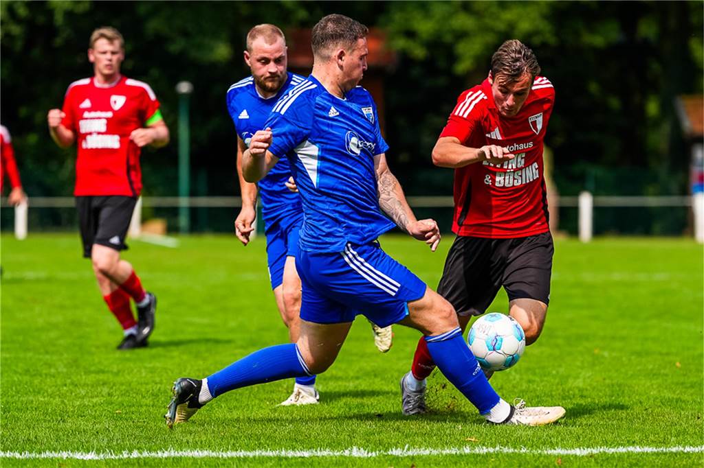 Yannic Suchanke (l) im Duell mit Ellewicks Silas Hakvoort (r).