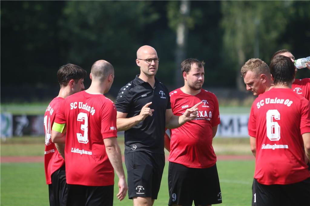 Union Lüdinghausen mitten im Aufstiegsrennen Yannick Gieseler hält eine Ansprache.